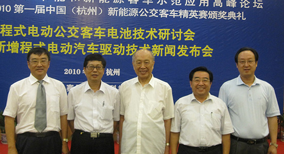 集團(tuán)董事長、總裁程清豐在參加中國節(jié)能和新能源客車示范應(yīng)用高峰論壇期間與行業(yè)專家和合作伙伴合影